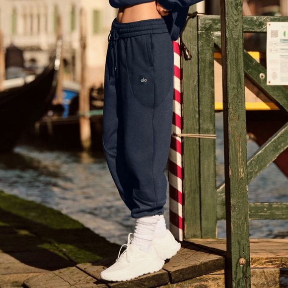 ALO Yoga Pants - Alo Yoga Accolade Navy Joggers
